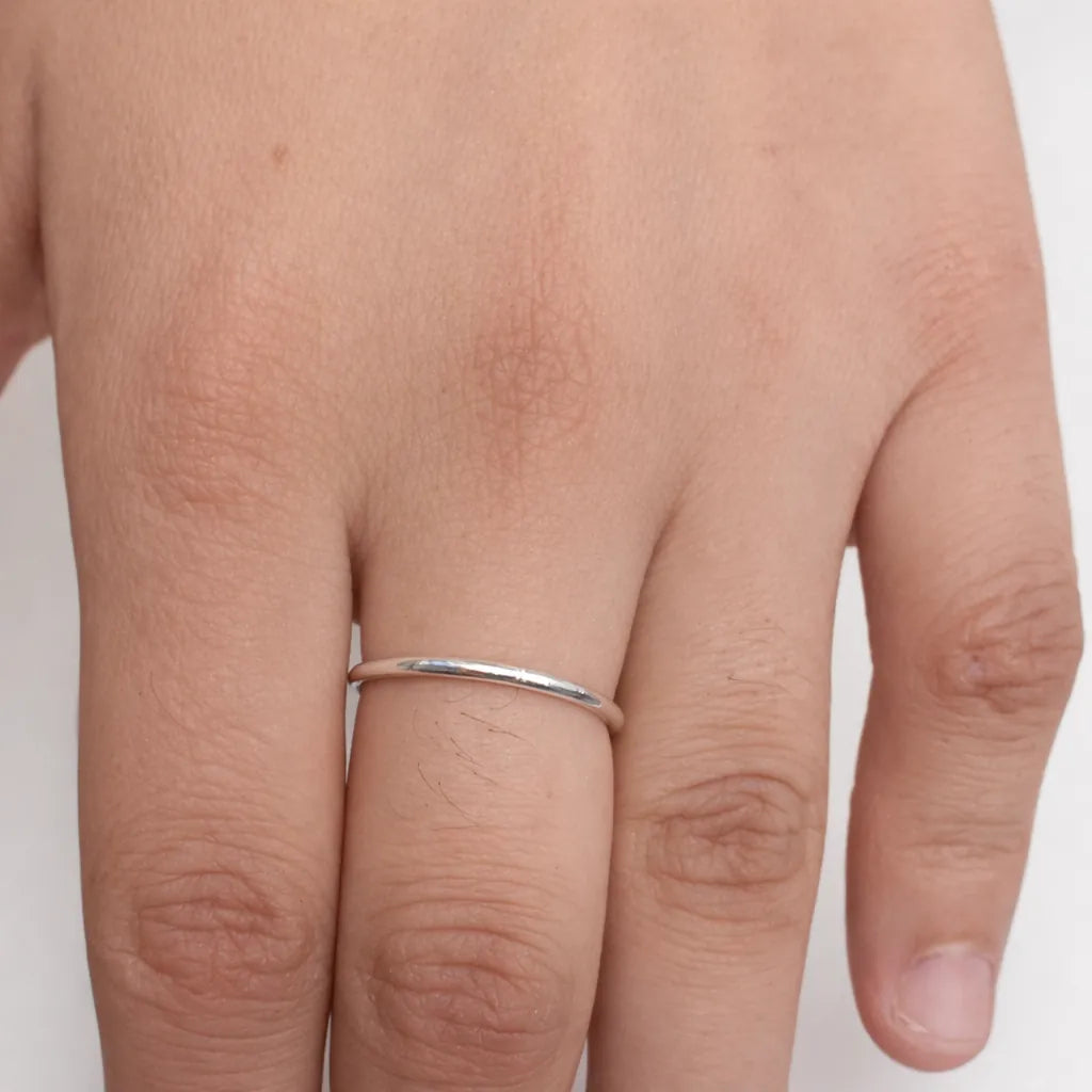 RajSutra by Holraj, a pure 999 Silver ring with a smooth round profile on a girl's finger.