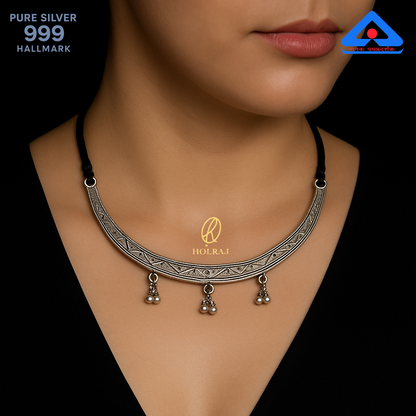 Silver 999 silver hansuli with dangling ghungroo on a model, featuring the Holraj brand.