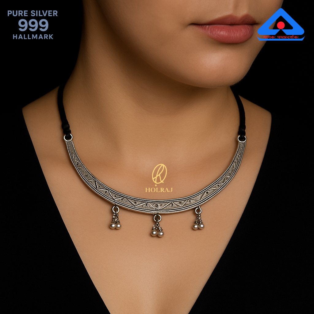 Silver 999 silver hansuli with dangling ghungroo on a model, featuring the Holraj brand.